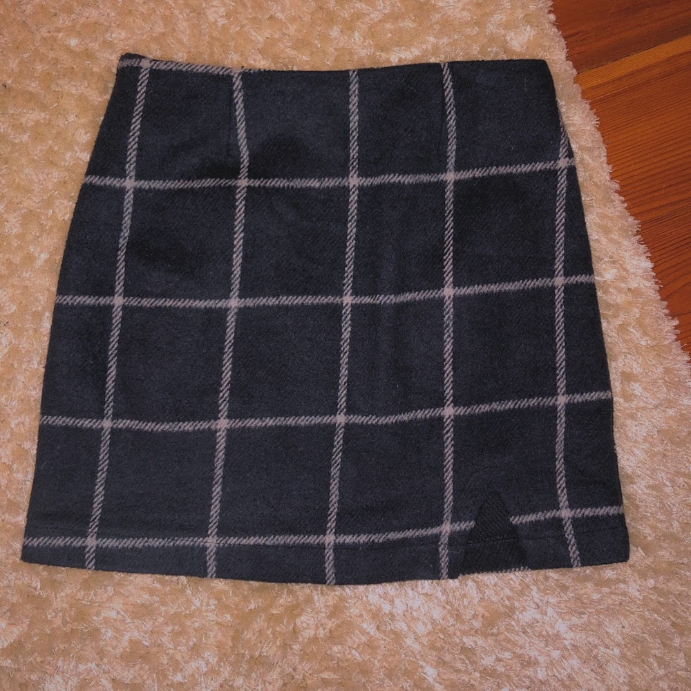 checked mini skirt with stylish slit.